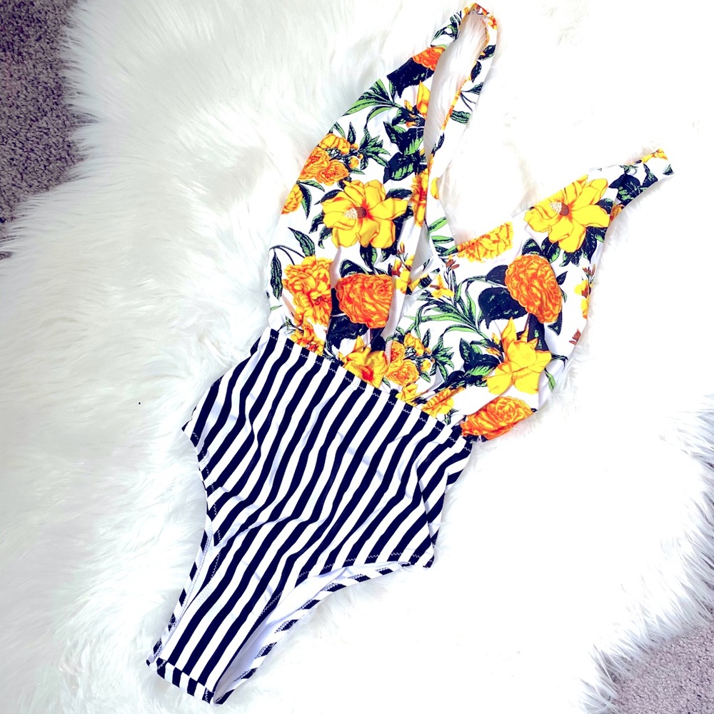 🆕Cupshe Yellow Floral&Black Striped Swim Suit 🌼